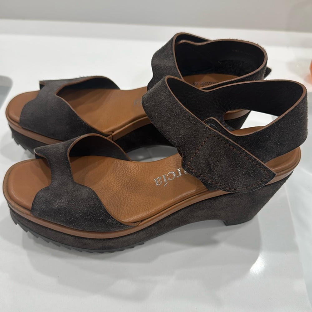 Made in Spain. Suede, brown solid color, velcro closure, round toeline, wedge.